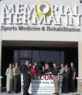 Staff standing in front of Memorial Hermann Sports Medicine & Rehabilitation Center in Pasadena
