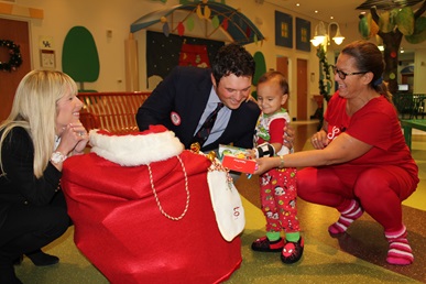 Patrick Reed and wife Justine visiting Children's Memorial Hermann
